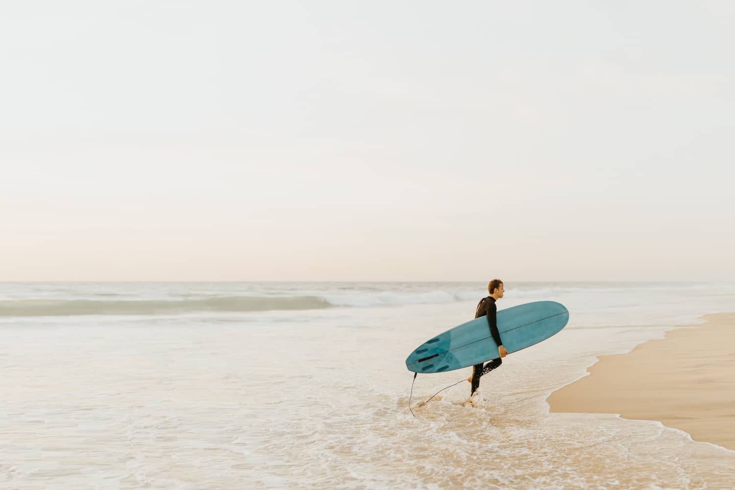Surfeur sur la plage de Biscarrosse