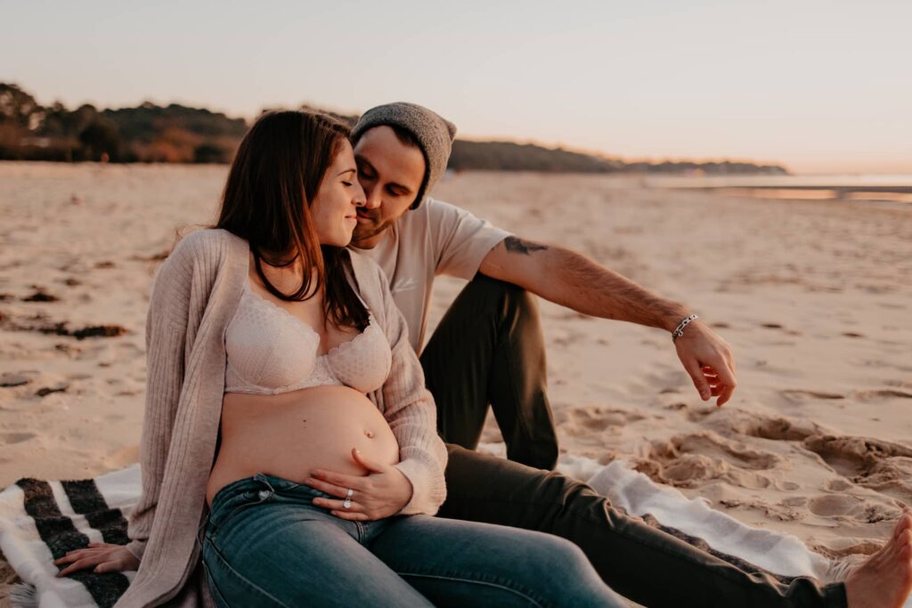 photo femme enceinte avec le papa sur la plage arcachon