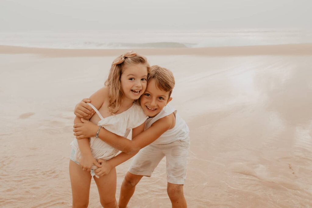 photo de famille sur la plage landaise