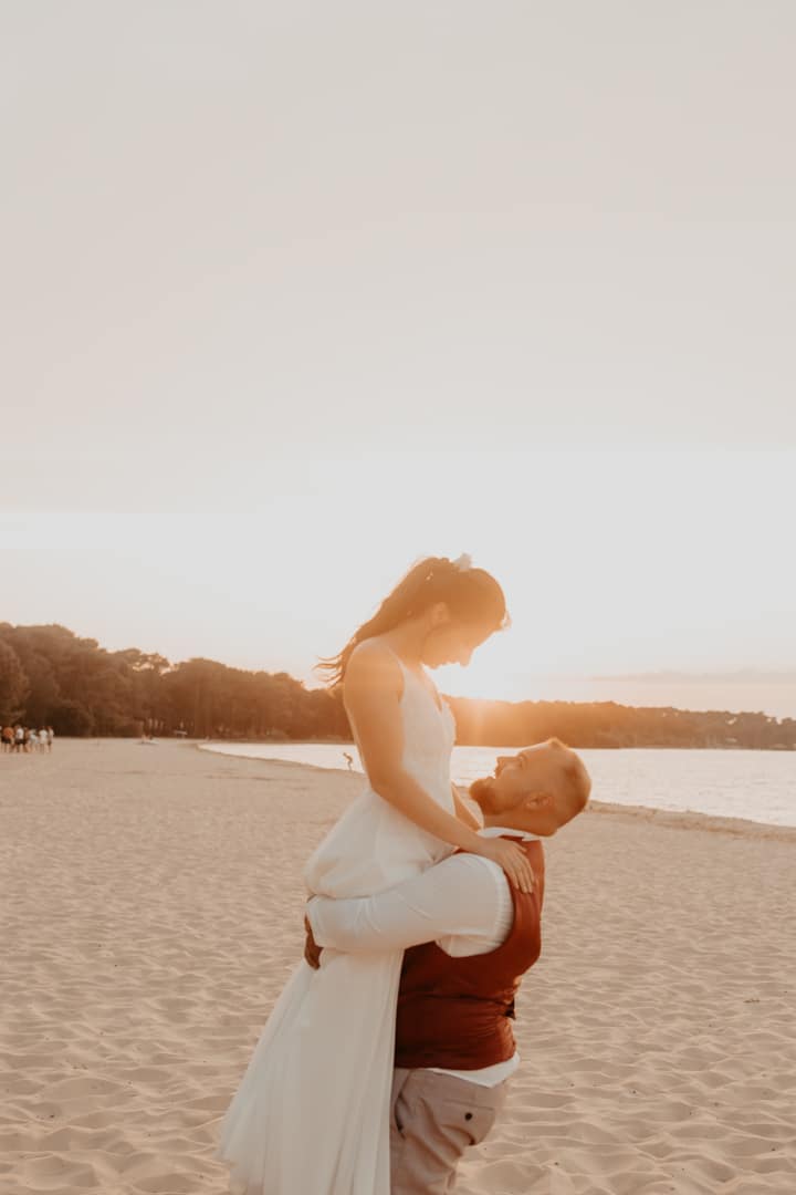 photo d'un couple de mariés à la plage du ferret